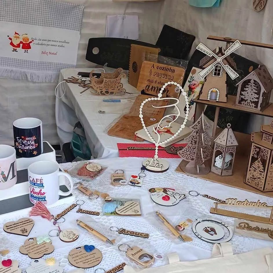 Feira de artesanato — peças em madeira e canecas personalizadas